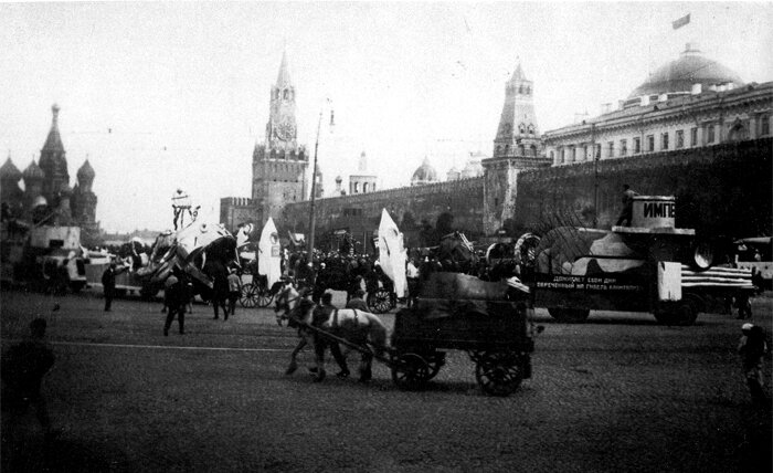 Политический карнавал в Москве в 1929 году на открытии летнего сезона ЦПКиО. Источник: http://old.togdazine.ru/article/7515