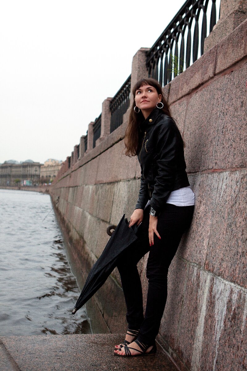 Почему я не люблю «Хрущёвки»? И не хочу их покупать своим клиентам. Знаете, я клиентов притягиваю похожих на себя и это здорово!
Покупают со мной чаще всего квартиры в новых домах или относительно в новых.
⠀
Одна моя подруга Тоня, очень гордится своей замечательной квартирой в Московском районе. "Ну и что, что хрущёвка" - говорит Тоня - "Зато своя! Зато район!"
И систематически «тактично» подкалывает других, которые живут на том же Парнасе или севере города.
Я Тоней тоже горжусь! Она крутая! Купила квартиру сама и без ипотеки.
Это очень сильно, учитывая что, 95% людей берут таки её любимую.
Но сейчас речь пойдёт не о моей подруге.
Решила написать своё профессиональное мнение на этот счёт.
⠀
Поехали..
Дома хрущёвской постройки — советские типовые панельные или кирпичные жилые дома, обычно 5-этажные, с малогабаритными квартирами.
Названы по фамилии Н. С. Хрущёва, в период правления которого началось их массовое строительство в СССР.
Итак, чем же они мне не угодили?)

⃣Это старые дома. И как бы не говорили про качество новостроек сейчас, не думаю что хрущёвки могут с ними конкурировать.
⠀
⃣Малогабаритные квартиры. Сколько кухня в таких квартирах? А высота потолков?
⠀
⃣Сами дома, лестницы, подъезды (парадных тут мы не встретим).
⠀
⃣Кто обычно живет в квартирах хрущёвках? Конечно, и в новых домах есть социальные квартиры.. Но чаще всего это или семейная квартира, которая перешла по наследству людям или купили то, на что денег хватило.
⠀
То есть контингент такой, который вряд ли будет финансово сильно вкладываться в содержание, ремонт и благоустройство дома.
⠀
И получается, какую бы ты конфетку не сделал из своей квартиры, дом у тебя будет хрущёвка, со всеми вытекающими...
⠀
А мне бы очень хотелось чтобы мои покупатели жили в комфорте и безопасности.
Наверное, поэтому я ориентирована на новые дома класса комфорт.
Я не отрицаю, есть и плюсы у хрущевок. Если это кирпичные дома, квартиры тёплые.
Локация, например Московский район и Калининский.
Развитая инфраструктура / зелень. Много кисок, это моё любимое...
⠀
НО! ЕСЛИ МОЙ КЛИЕНТ ВЛЮБИТСЯ В ХРУЩЕВКУ, МЫ КУПИМ ЕЁ!
Скорее всего мы с нашим дизайнером даже проект перепланировки подарим ему!
Главное...Пусть у каждого будет Квартира! Своя личная. Как минимум одна. Главное- любимая♥
Что думаете?
