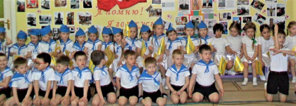 Массовые мероприятия проводили на каждый праздник. Наша группа - в матросских костюмах