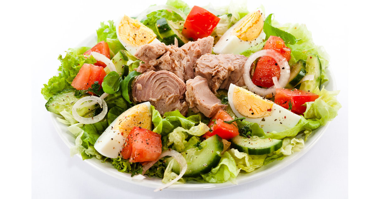 Салат с тунцом очень распространен и на то есть причины.Мясо тунца жирное,без мелких костей,оно просто идеально для салата.Конечно же я рассказываю о консервированном тунце.Его выбор большой и с маслом и с овощами,но для салата подходит тунец в собственном соку без добавок.Этот салат хорош для правильного питания,кто следит за своим здоровьем.Салат вкусный,ароматный ,сытный и очень полезный.