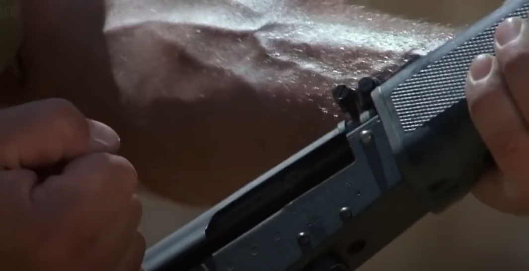 Арни (Метрикс) заряжает свой Valmet M78 - кадр из фильма