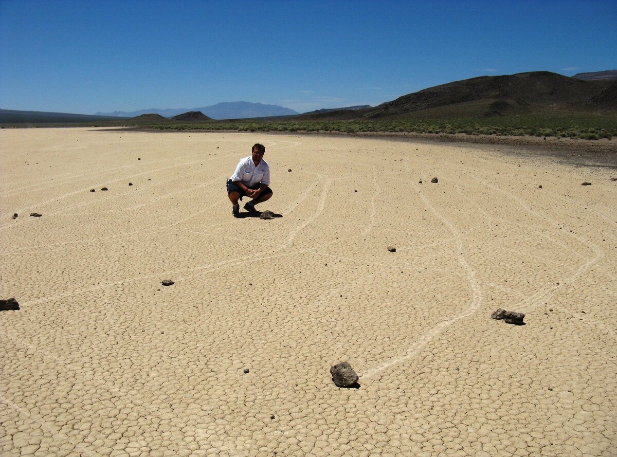 На высохшем озере Рэйстрек-Плайя камни, достигающие веса больше 300 кг, оставляют следы на песке длиной до 250 метров.