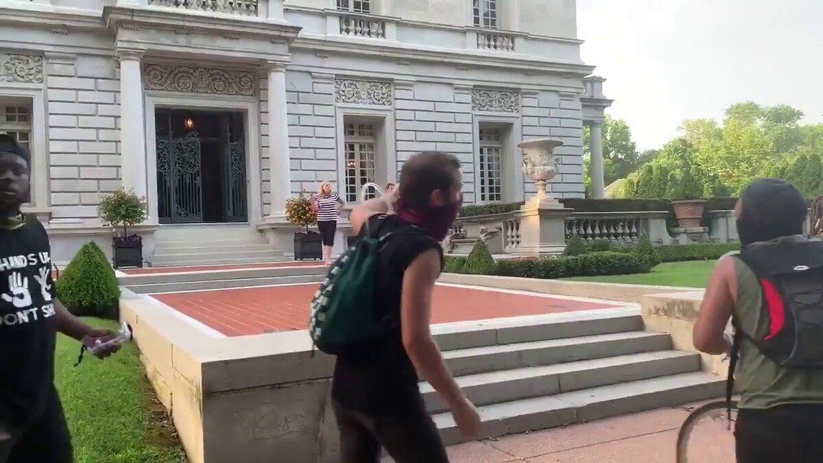 Запомните красную плитку у крыльца дворца, у которой стоит парочка с оружием. Вы её ещё увидите, но под другим углом на другой фотографии. 
