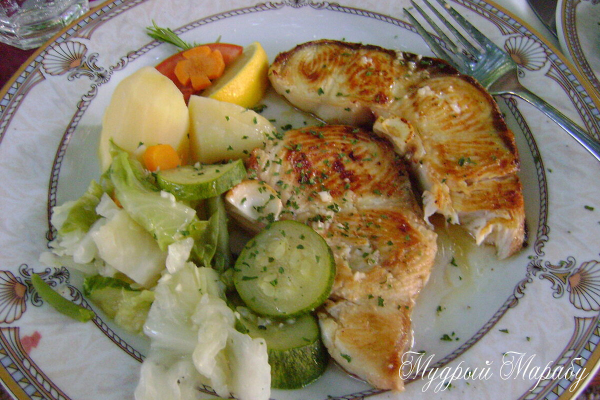 Стейк акулы с гарниром и овощами