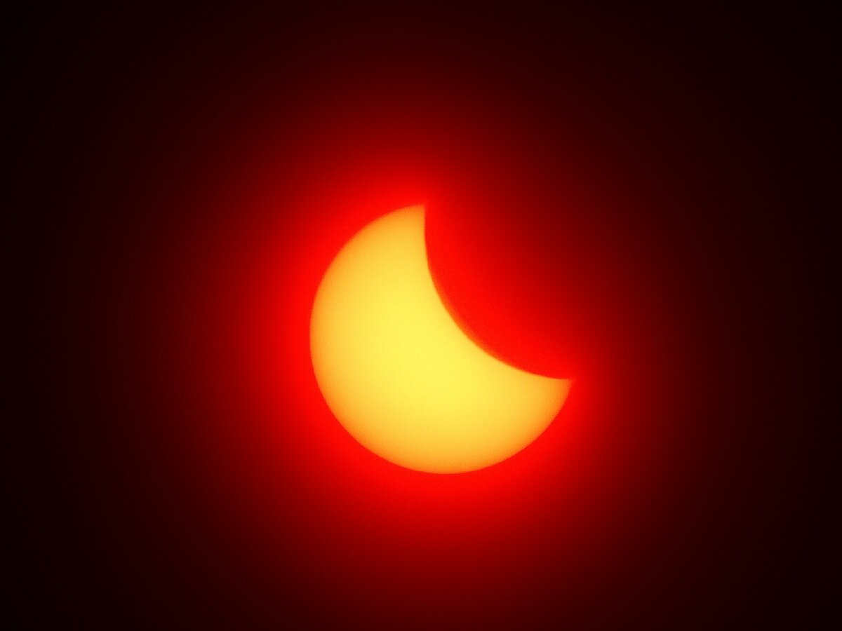 Солнечное затмение 2024 прямая трансляция. Солнечное затмение Волгоград. Затмения в 2022 году солнечные и лунные. Обои на рабочий стол затмение. Затмение Сызрань 2022.