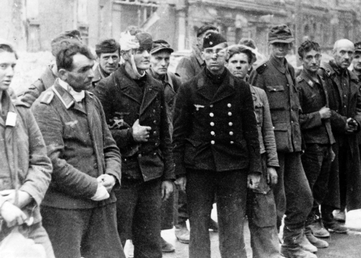 Оборона Берлина: Французы-эсэсовцы и голландские военные.