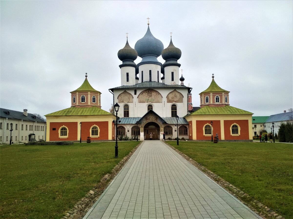 Тихвинский монастырь, октябрь 2018, листайте галерею