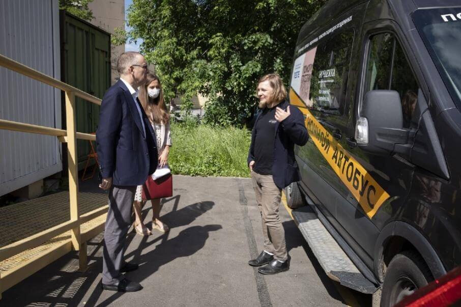 Генеральный консул Бельгии в Санкт-Петербурге Ханс Тимбермонт (слева) и руководитель гуманитарных проектов «Ночлежки» Андрей ЧапаевФото предоставлено благотворительной организацией «Ночлежка»