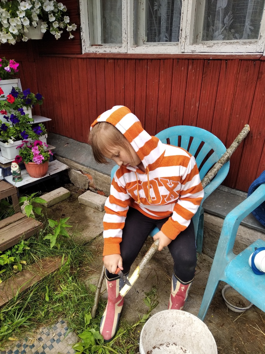 Лера за работой. Делает посох, как у мальчишек