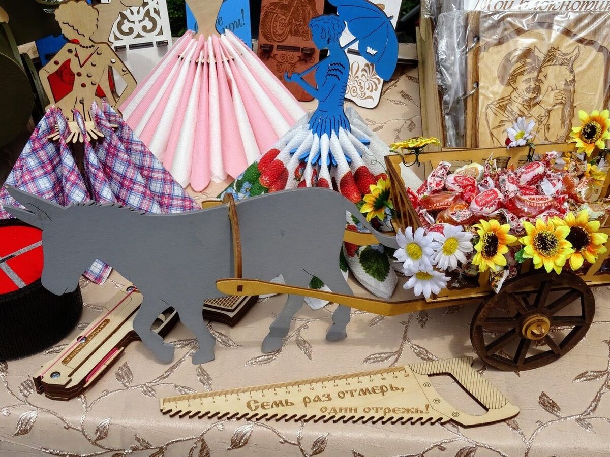 ...видите серенького ослика? Его можно было там же и разукрасить по своему желанию :-)