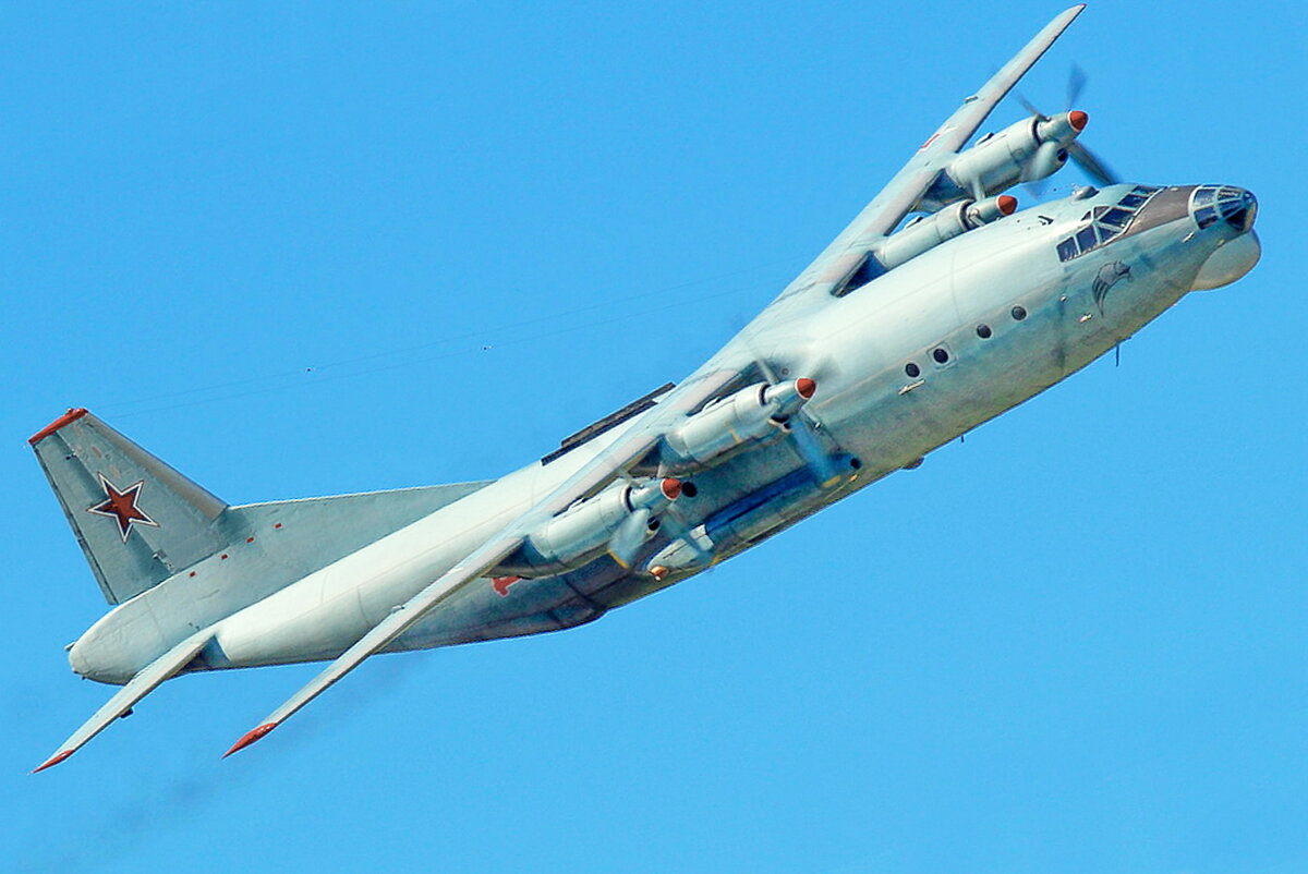 Ан-12 - Советский военно-транспортный самолёт.