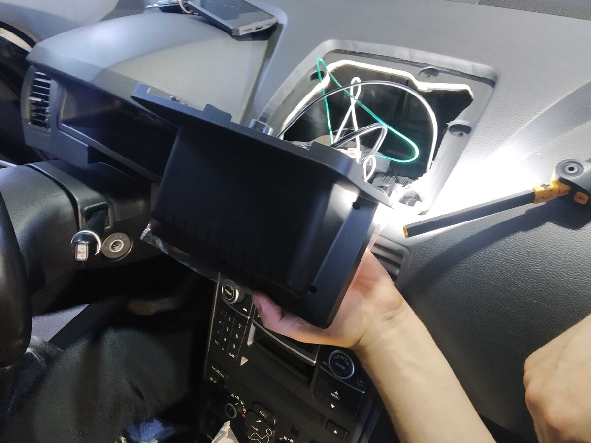 Демонтаж головного устройства Volvo XC90 2012 гв