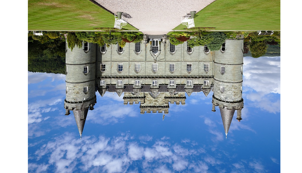 Начнём с ... нестандартной прогулки вокруг средневекового замка. Слышите, как шуршит гравий?