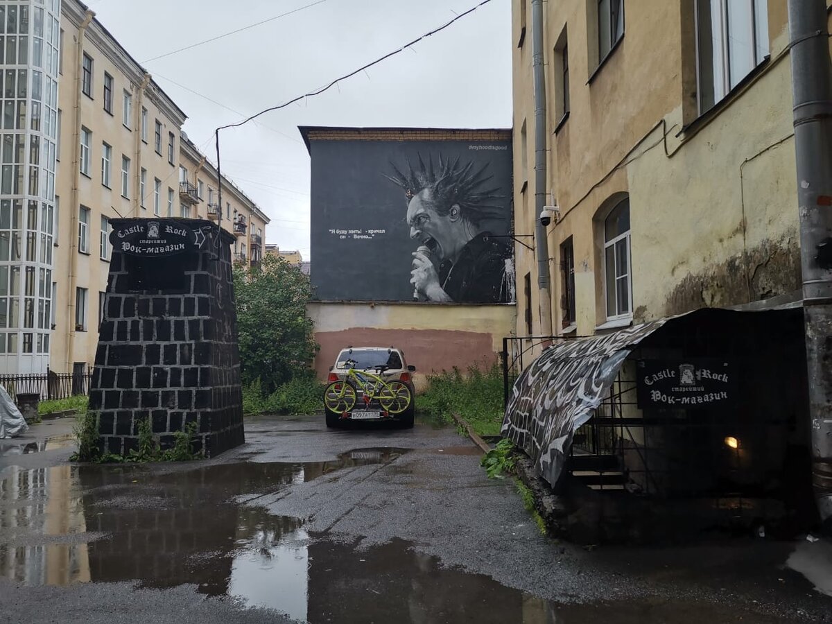 Во дворе, где магазин Кастл-Рок. Совсем рядом с Московским вокзалом 