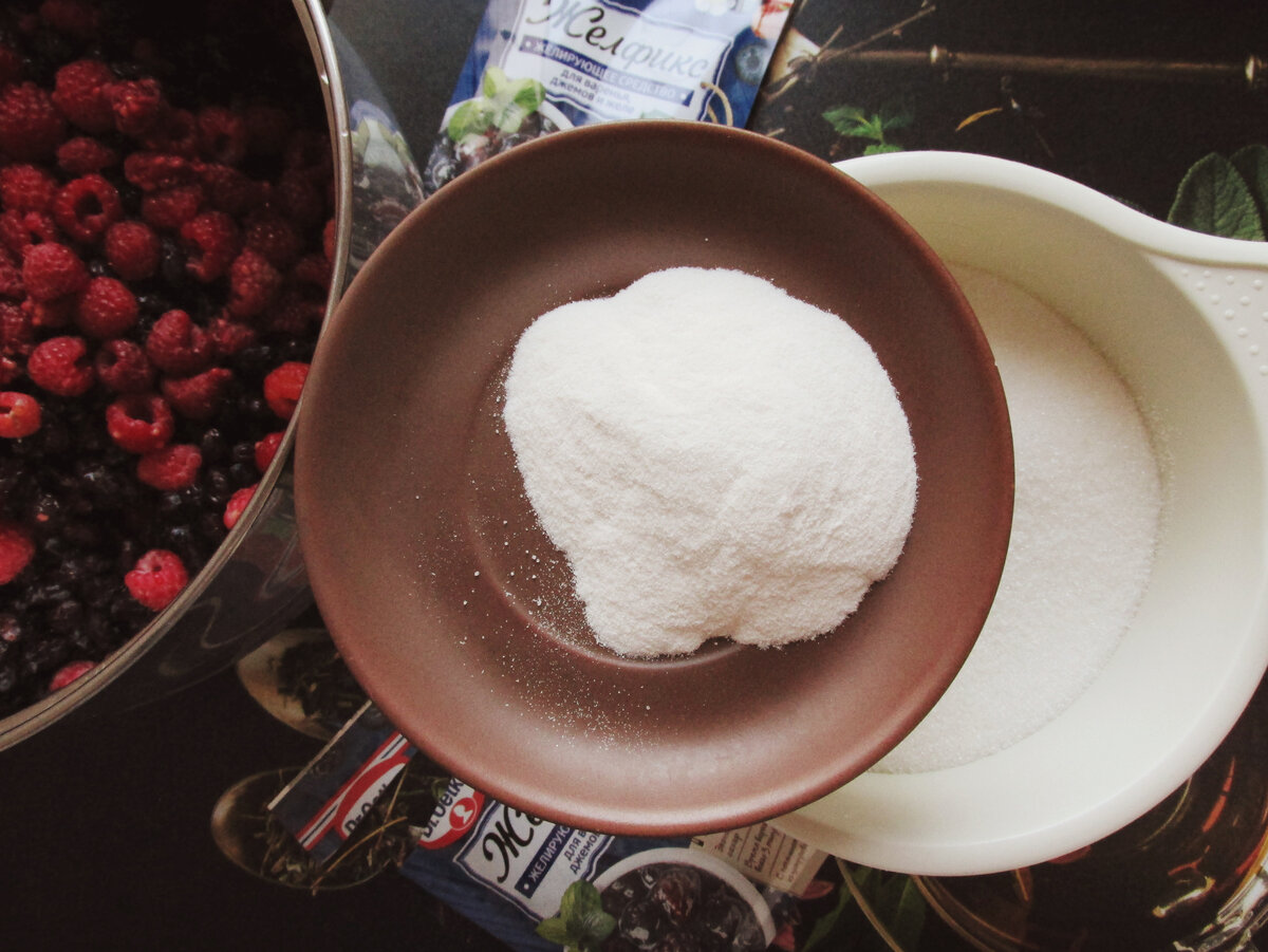 Ягоды, «Желфикс 3:1» в блюдце (количество из одного пакетика), сахар