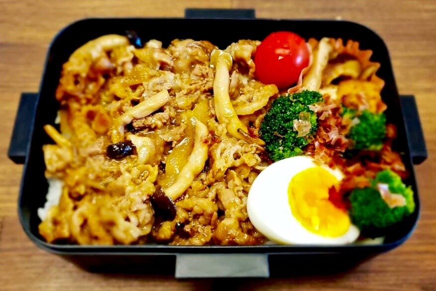 Вариант подачи Гюдон с вареным яйцом и зеленью.