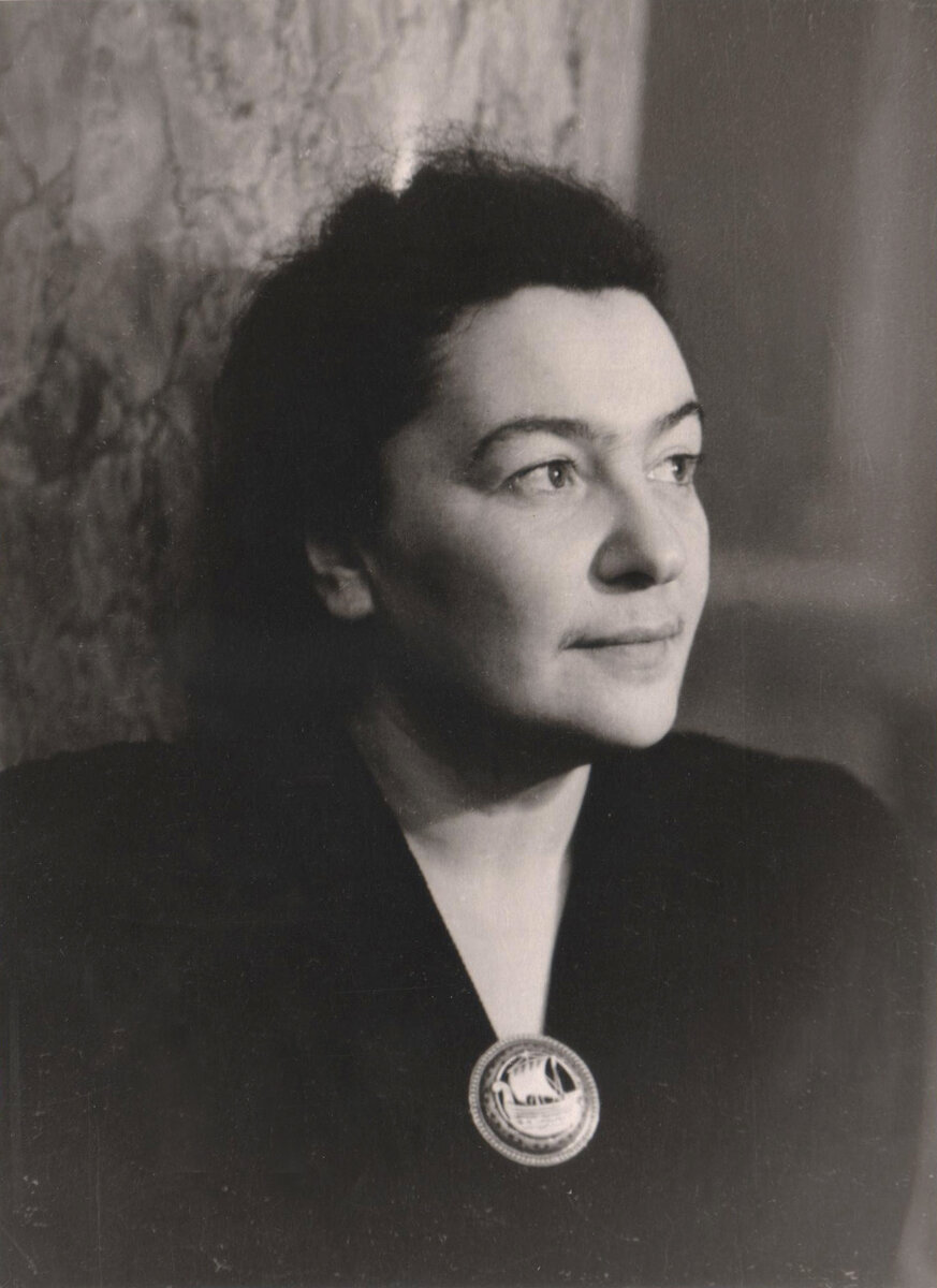 Мария Израилевна Гринберг, заслуженная артистка РСФСР, профессор кафедры специального фортепиано ГМПИ имени Гнесиных. На обороте этой фотографии указан 1959 год