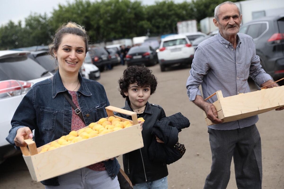 Фото: довольные обладатели фруктов