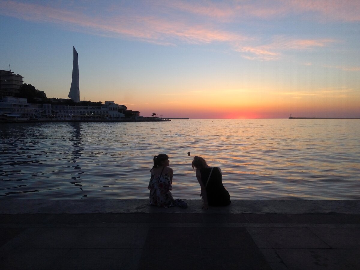 В позапрошлом веке у отдыхающих в Крыму был такой обычай — смотреть на закат. Помните, в фильме «Дама с собачкой» главные герои сидят на обрыве, молчат и не отрывают взгляда от заходящего солнца. Конечно, тогда не было ни ТВ, ни интернета, и особо домой никто не торопился. Но оказывается на заходящее солнце смотреть полезно, особенно в Крыму. Это влияет на зоркость зрения. Кроме улучшения дальновидности целебный крымский закат успокаивает нервную систему, уравновешивает психику, обогащает человека эмоционально и духовно. Индийские йоги обожают сидеть в позе лотоса на берегу океана в лучах заходящего солнца. Они убеждены, что пылающий закат расширяет сознание человека, погружает душу в огненную пранаяму, приносит воспоминания о мирах, в которых человек пребывал до рождения. В Севастополе такой обычай тоже сохранился. На набережной у памятника Затопленным кораблям во время заката заняты все лавочки и трибуны. Люди просто сидят и заворожено смотрят, как над бухтой заходит солнце. И в эти минуты созерцания заходящего солнца даже молодежь забывает о своих смартфонах.
