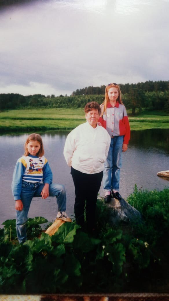 В детстве на даче с бабушкой и сестрой