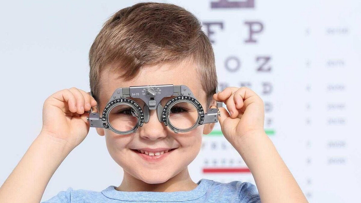 Нарушение зрения в 3. Дети с нарушением зрения. Дети с очками. Нарущения зренря умдетей. Очки для детей.