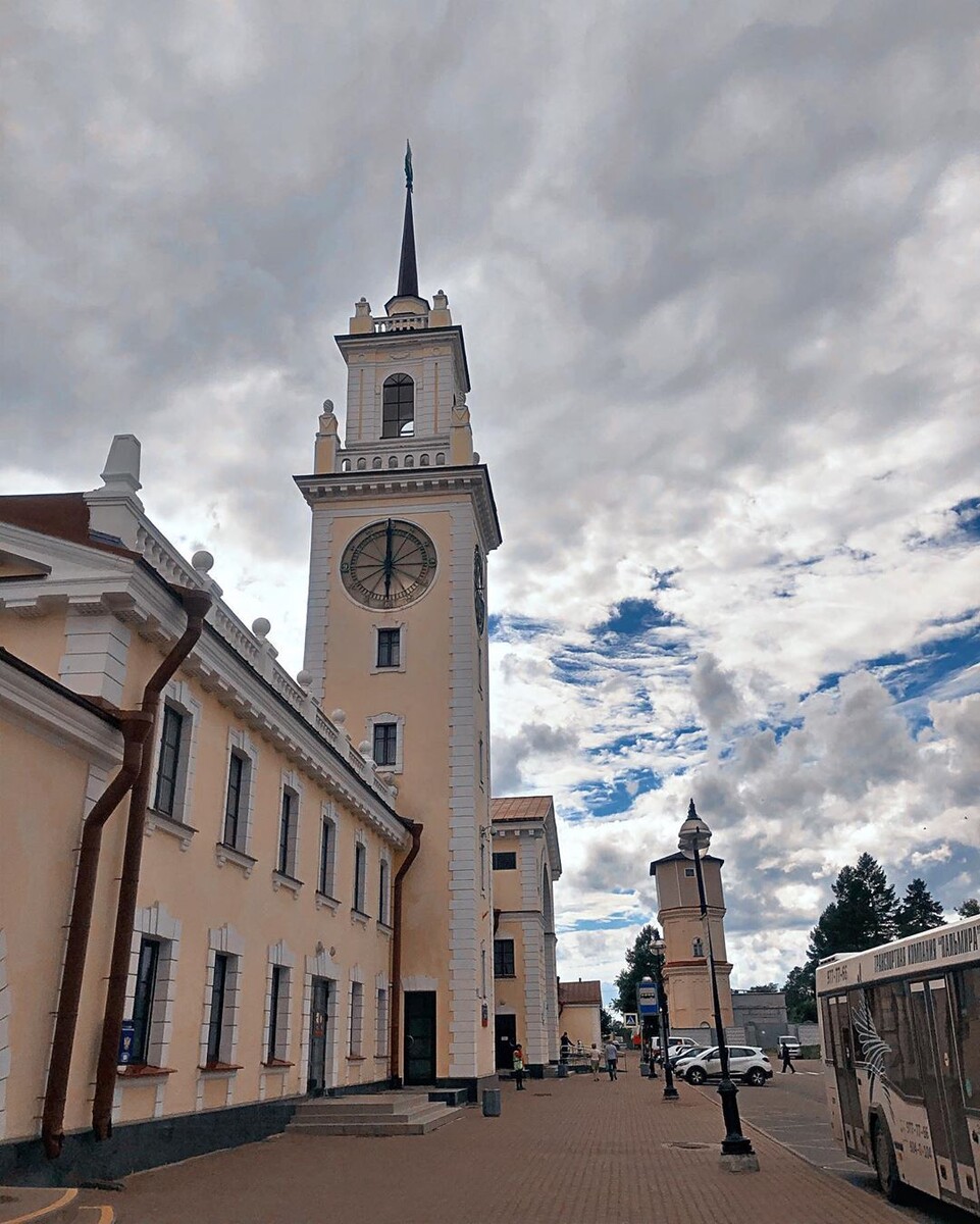 Особенно выделяется высокая часовая башня со шпилем - один из излюбленных приемов этой эпохи.