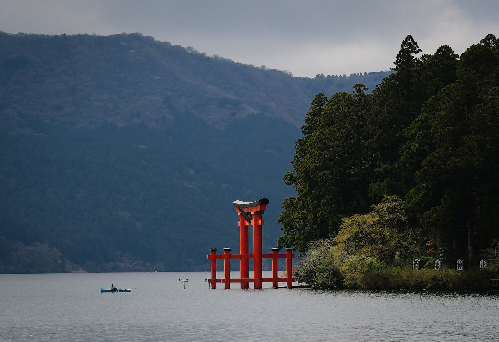 Красные Ворота Мира (Heiwa Torii), которые красуются в озере Аси, являются частью синтоистского святилища Хаконе — Храма девятиглавого дракона (Kuzu-ryu Jinja или Hakone Jinja).