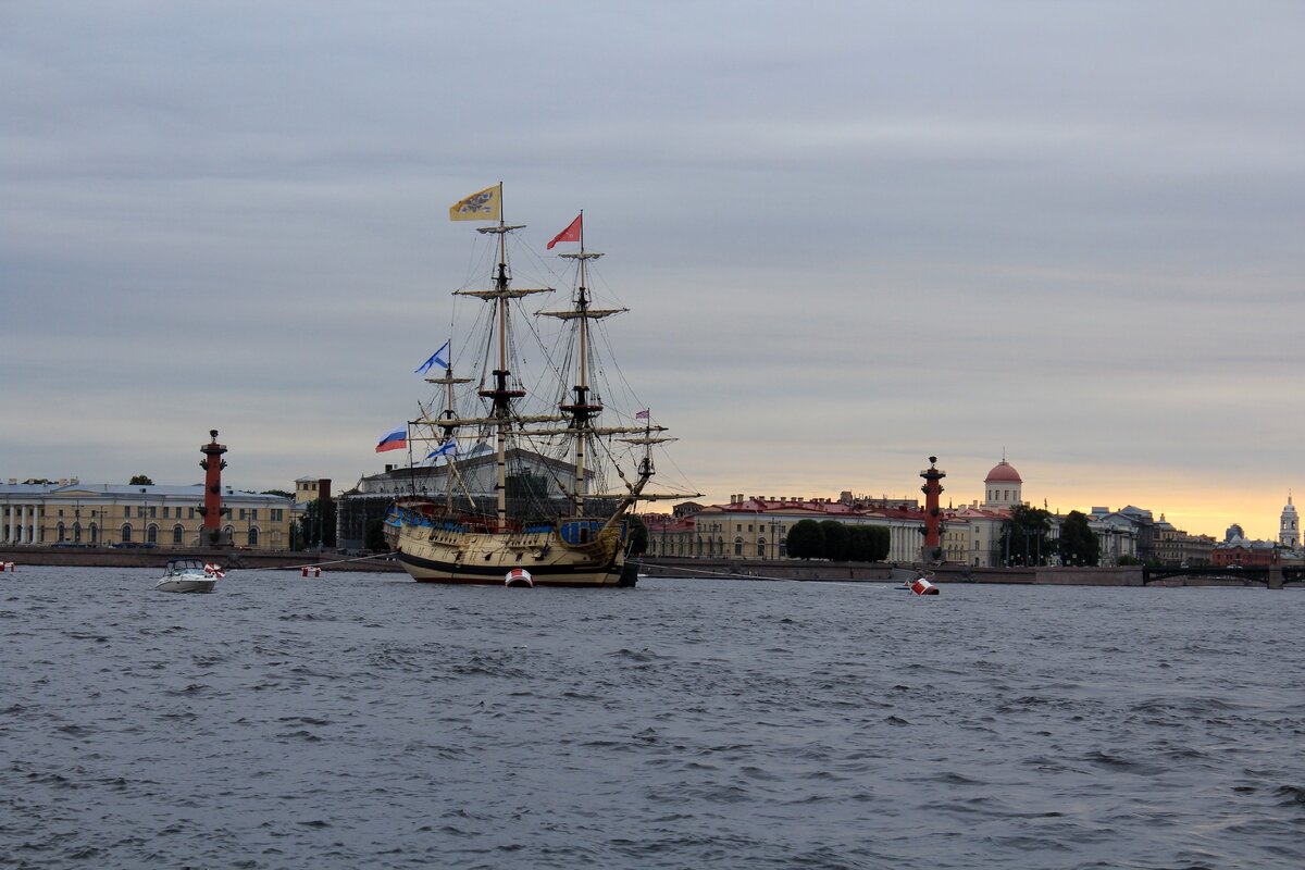 Нева. Вид на стрелку Васильевского острова 