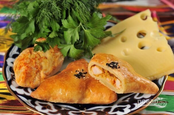 Самса с сыром: ингредиенты и советы
Предлагаю приготовить необычайно нежную самсу со сливочным вкусом. Тесто на самсу в духовке я готовлю либо пресное, либо слоенное. Благодаря второму виду теста блюдо выйдет по-праздничному красивым. Однако именно первый вид теста используют узбечки, чтобы приготовить самсу.

Рассмотрим оба варианта:

Традиционный рецепт самсы: пресное тесто.
Если считаете, что невоздушное тесто — не лучший вариант для выпечки, то вы не пробовали его готовить по моему рецепту. Для практики (кто готовит впервые) готовьте из набора продуктов, в который входит: