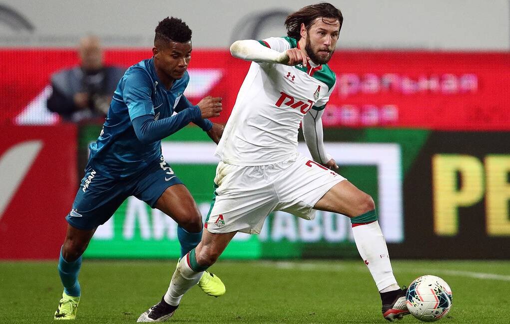 Футболисты "Зенита" Вильмар Барриос и "Локомотива" Гжегож Крыховяк © Сергей Бобылев/ТАСС