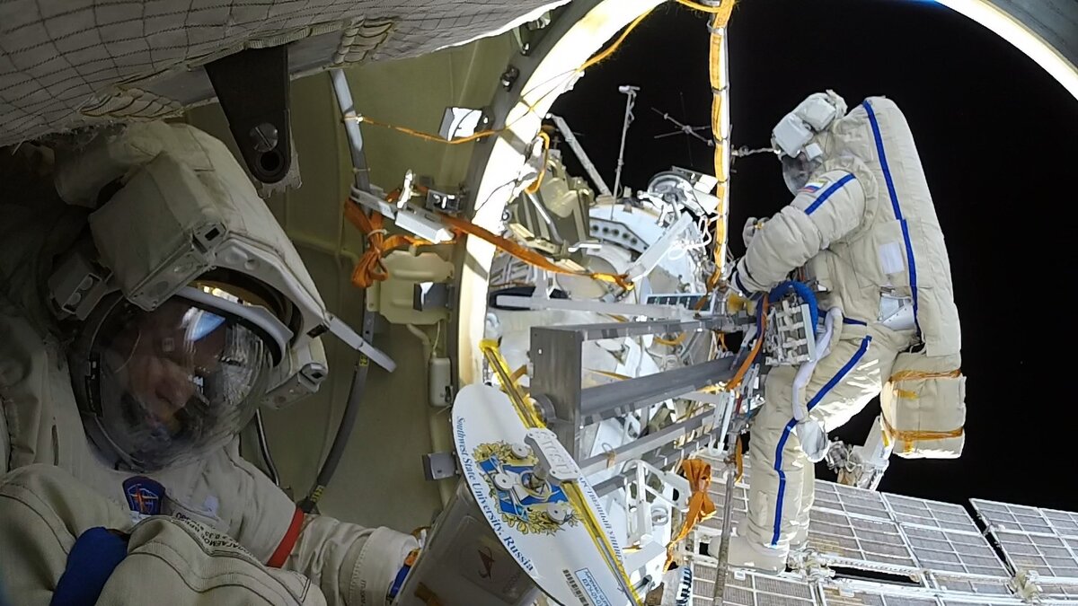 Выход в открытый космос через шлюзовой отсек.