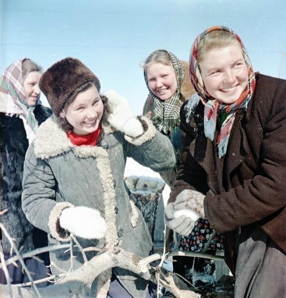 Доярки
Всеволод Тарасевич, 1957 - 1960 год, Горьковская область, совхоз «Авангард», МАММ/МДФ.