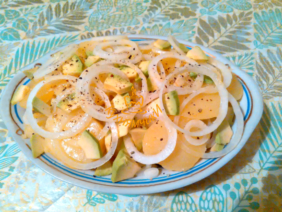 Теплый картофельный  салат. Просто готовится и быстро съедается.