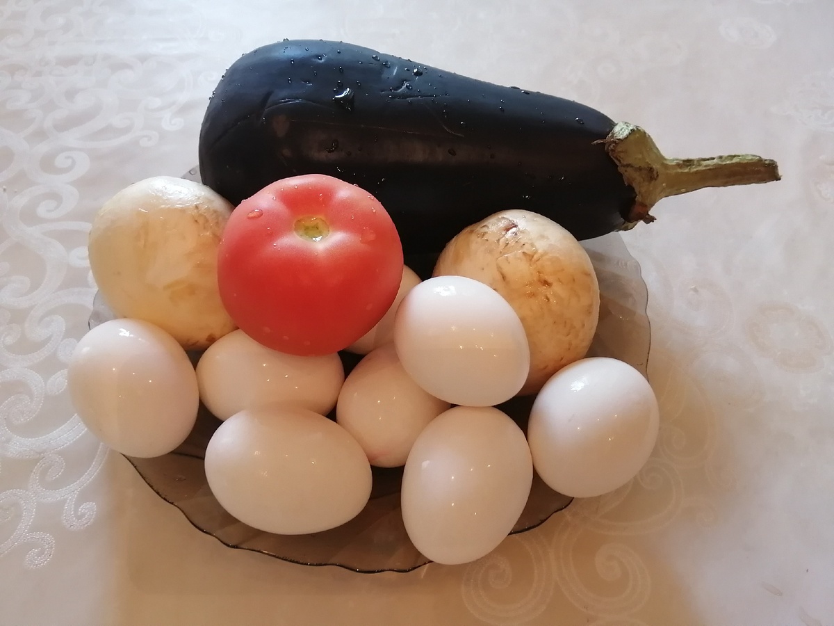 Яйца, шампиньоны, баклажан и помидор понадобятся для фритатты