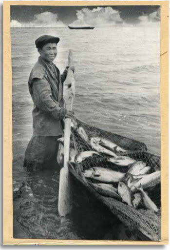 Нивх приплыл с рыбалки