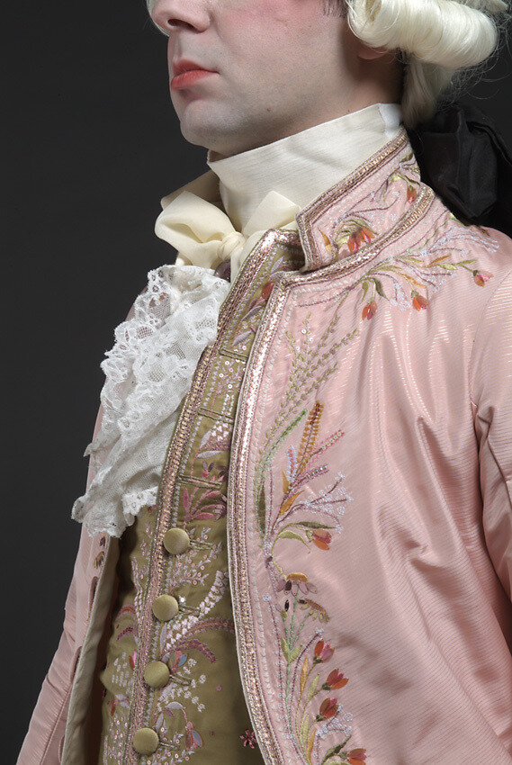 Современная реконструкция мужского костюмв 1780-х. Источник my18thcenturysource.tumblr.com/post/130203472528/on-wednesdays-we-wear-pink-suit-reproduction-by  После такие нежные тона и вышивки ушли с мужских плеч.