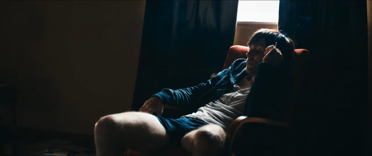 Герой К.Мёрфи в труселях и раздумьях о высоких материях: "Мне бы принять ванну, выпить чашечку кофе..."