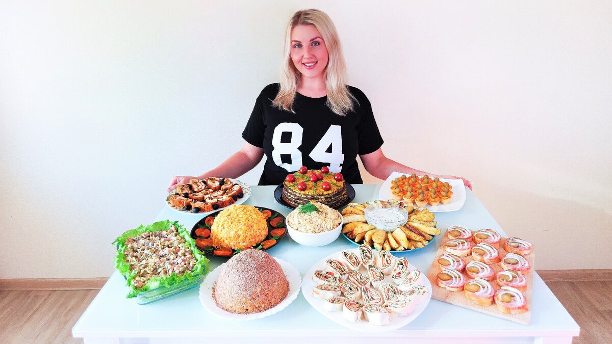 А это я, в окружении вкусняшек!:)