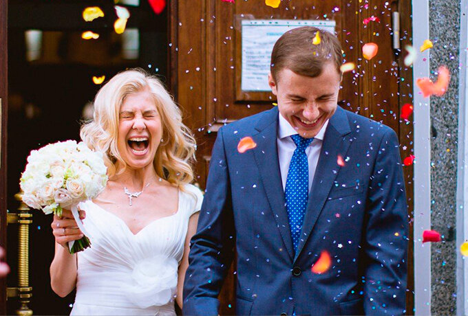 Неудивительно, что с течением времени большинство женщин не заинтересованы в идее брака. Для брака требуется много времени и обязательств между двумя людьми, а для амбициозных женщин, которые ориентированы и целенаправленны, время и обязательства — это роскошь! ОТНОШЕНИЯ


 
Нельзя отрицать, что есть еще некоторые люди, которые думают, что место женщины должно быть только в доме, рядом с детьми, что они должны быть только хранительницами очага. Но сейчас женщины гораздо более амбициозны и брак уходит на второй план, в пользу других вещей.

Существует много причин, которые могут способствовать ухудшению положения женщин, которые вступают в брак. Вот некотороые из них:

1. Проблема с финансами
Современная свадьба очень дорогая. Нельзя отрицать этого. Коммерциализация мероприятия привела к тому, чтобы люди тратили на нее необоснованные суммы денег. Современные женщины увидели, что они могут использовать эти деньги куда более рационально.

2. Успехи в карьере
Брак потребует много жертв и компромиссов у женщин. Они будут вынуждены переосмысливать свои приоритеты в жизни и принимать жесткие решения. Много раз женщины оставляют свою карьеру в интересах отношений. Все может стать особенно сложным, когда женщина забеременеет и заведет детей. Это может существенно повлиять на карьерный рост и рост личности в целом.

3. Проблемы, которые приходят с отношениями
Существует так много проблем, которые связаны с отношениями (ревность, упреки, раздоры и т.д.).  Современная женщина не хочет переживать все эти проблемы в своей жизни и хочет просто полностью их избежать.

4. Спокойствие — это роскошь, которую не все могут себе позволить
Чтобы успокоиться, нужно быть стабильным и устойчивым. Тем не менее, многие современные женщины не могут себе позволить такую роскошь. Они слишком заняты, пытаясь пробраться к вершине своих возможностей, и именно поэтому они предпочитают не нарушать жизненный баланс, который у них сейчас есть.


 
5. Брак требует много времени
Отношения в целом требуют много времени. Всякий раз, когда кто-то вступает в отношения, их время больше не является их собственным. Они будут вынуждены делить свое время и периодически идти на компромисс.

6. Дружеские отношения и другие социальные связи более важны на данный момент
Некоторые женщины не хотят привязывать себя к одному человеку на всю оставшуюся жизнь, когда у них еще так много вариантов. Друзья играют огромную роль в поддержании социальной справедливости женщины. Если она получает максимальную отдачу от своей общественной жизни с друзьями, какая потребность в муже?

7. Концепция брака устарела
Нас всех учили, что брак — единственный способ укрепить свой союз с другим человеком. Тем не менее, современная женщина, которая свободно мыслит, считает, что брак — это просто социальная потребность и она может обойтись без него.

8. Идеальный мужчина все еще не появился в ее жизни

 
Еще одним фактором нежелания женщины выходить замуж, является то, что правильный человек еще не пришел. Некоторые женщины готовы выйти замуж, но все еще ждут, чтобы нужный парень появился в их жизни.

9. Ответственность за решение проблем другого человека
Когда вы выходите за кого-то, вы делаете гораздо больше, чем просто живете размеренной жизнью. Вы наследуете проблемы другого человека. У современной женщины слишком много собственных проблем, о которых нужно беспокоиться, и она не хочет, чтобы мужчина добавил ей своих.

10. Брак больше не является обязательным условием наличия детей
Раньше было трудно иметь детей, не женившись. Общество не любила одиноких матерей. Теперь это намного проще  и даже приветствуются варианты усыновления или суррогатного материнства. Женщина может реализовать материнские инстинкты не заключая брак.