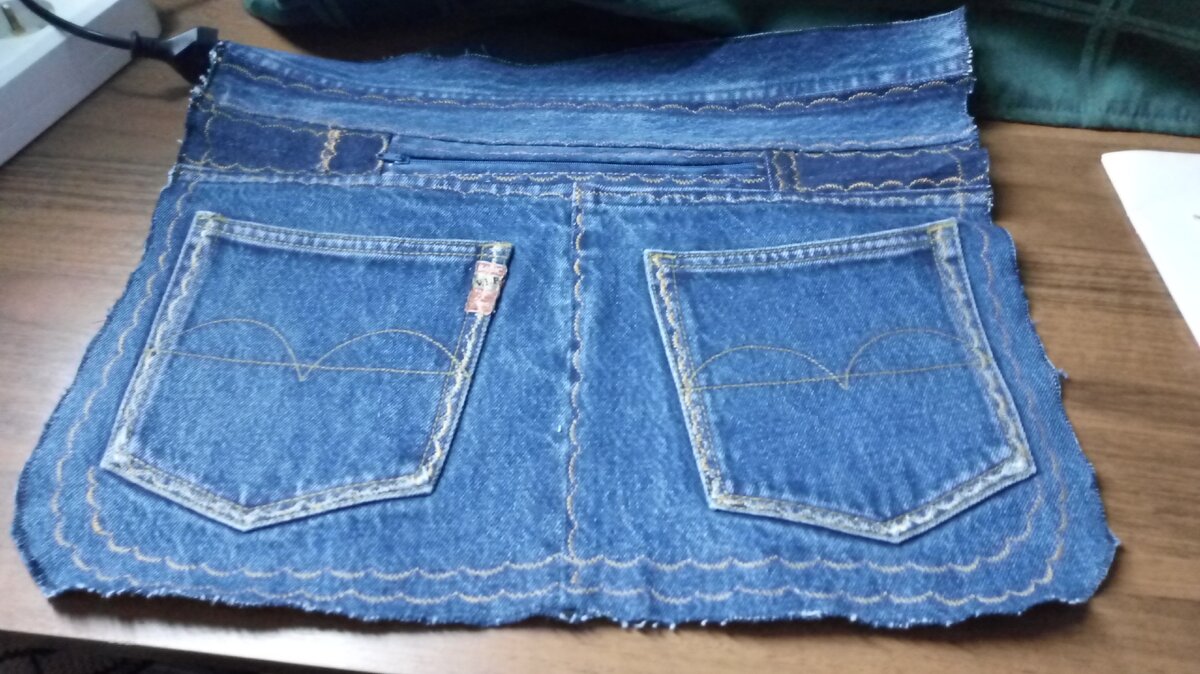 деталь задней половинки сумки выше двух карманов от джинс имитация прорезного кармана в рамку, но это нормальный , достаточно глубокий карман