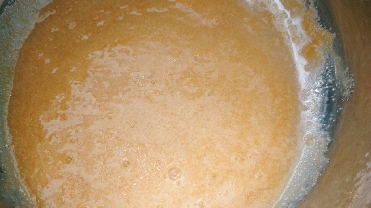 Яйца смешиваем с сахаром 