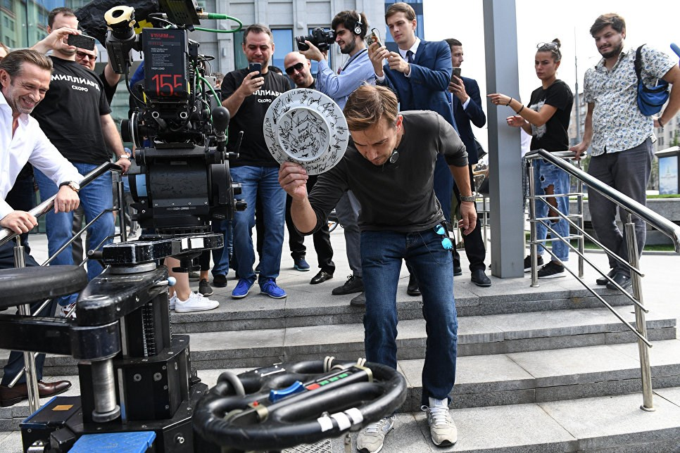 Владимир Машков и съемочная группа фильма Р. Прыгунова "Миллиард".