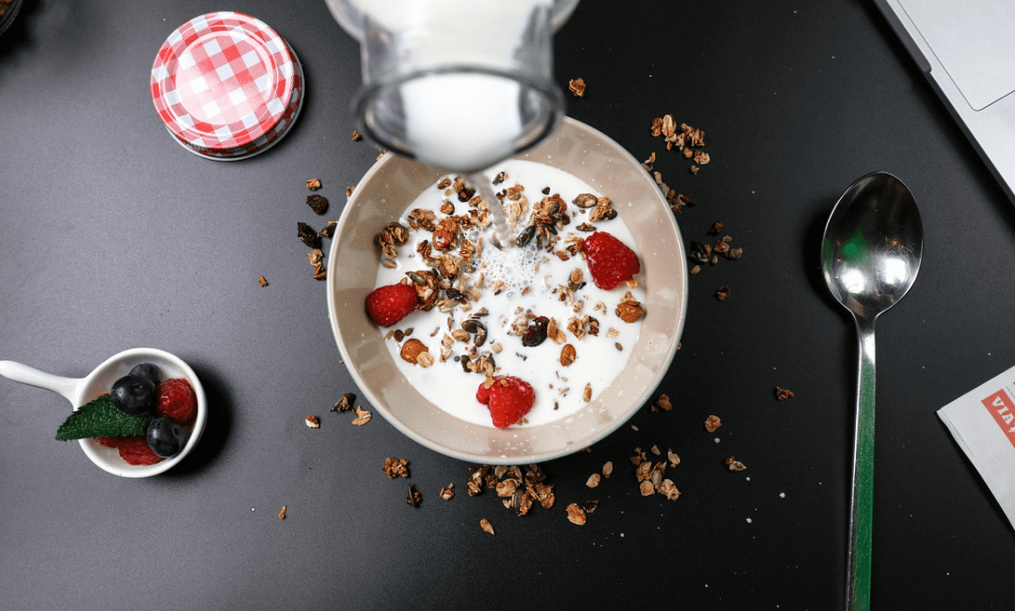 К основному списку относятся протеиновые батончики и йогурты.