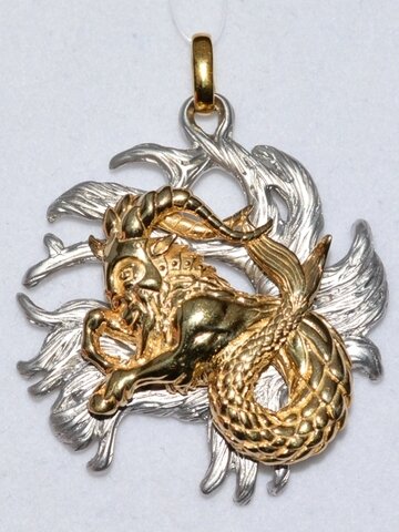 Кулон "Козерог" из родированного серебра с позолотой, вес - 20,05 г, цена - 8340 р.