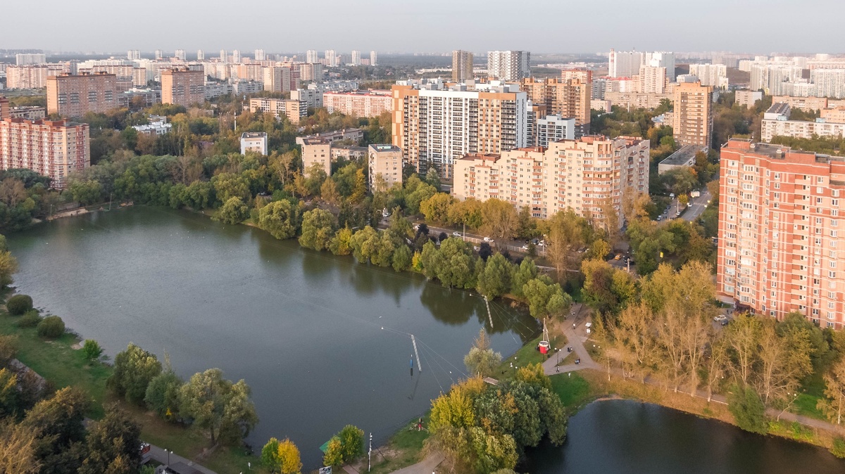 ЖК «ВЛЮБЕРЦЫ» с птичьего полета. Рядом Наташинский парк. Расположен в существующей инфраструктуре. Застройщик ООО «САС» , на рынке с 2005 г.