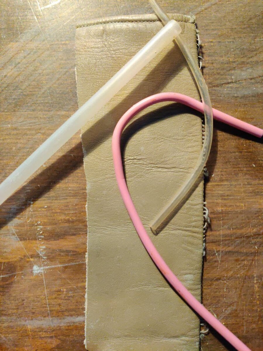 На фото: лоскут кожи, трубка от монтажной пены, отрез от катетера и кусочек от скакалки.