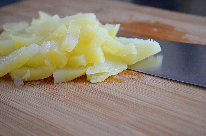 Нарезка ломтиками картофель. Нарезка картофеля ломтиками. Картофель нарезанный ломтиками. Картошка вареная нарезанная. Нарезка ломтиками картофель вареный.