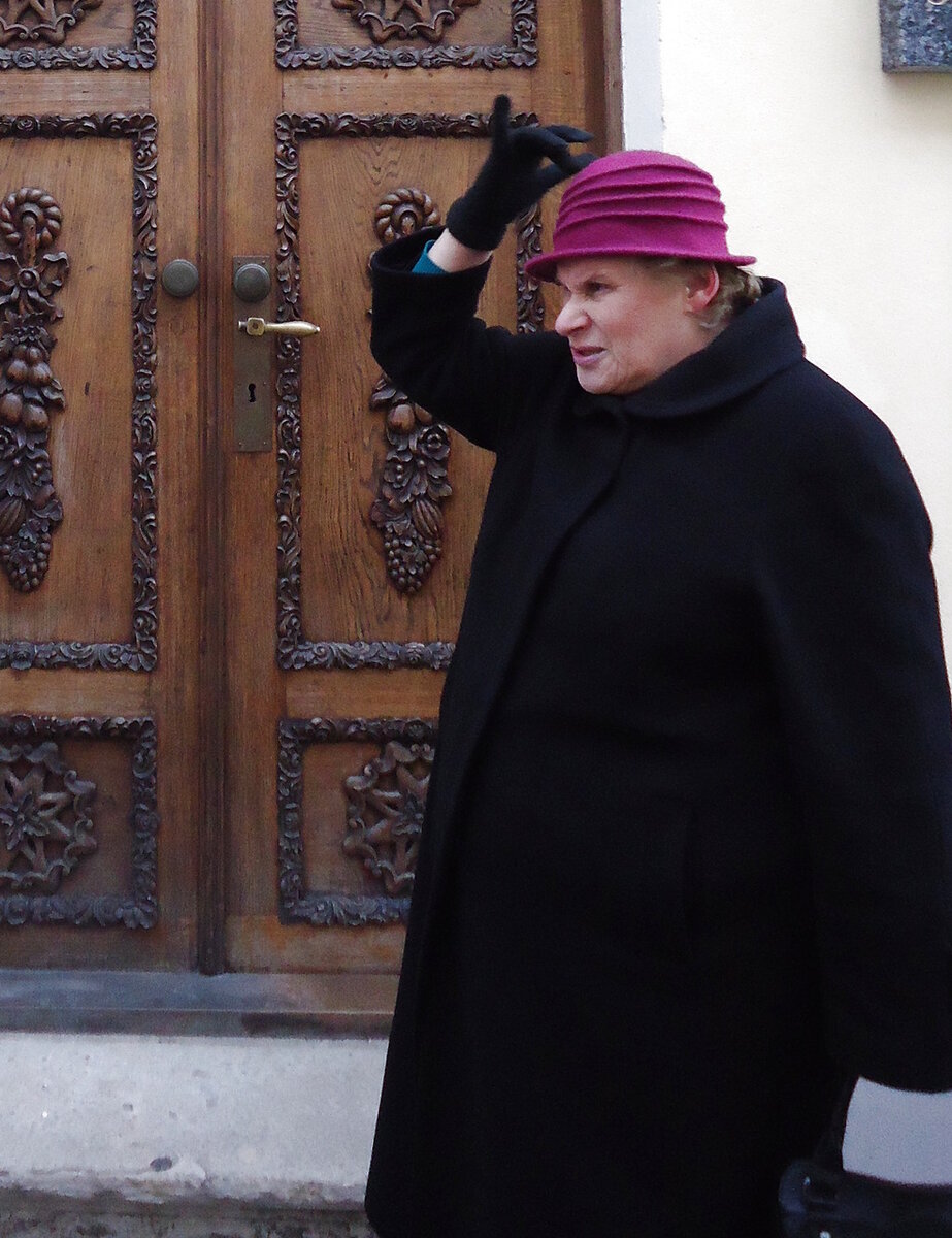 Нет, не подумайте про неё  плохого, она совсем не немка и  даже не эстонка.  Регина -  еврейка. Она сразу сказала,  что экскурсий в храмы не  будет, что она - еврейка, иудейка и ходит только в синагогу.