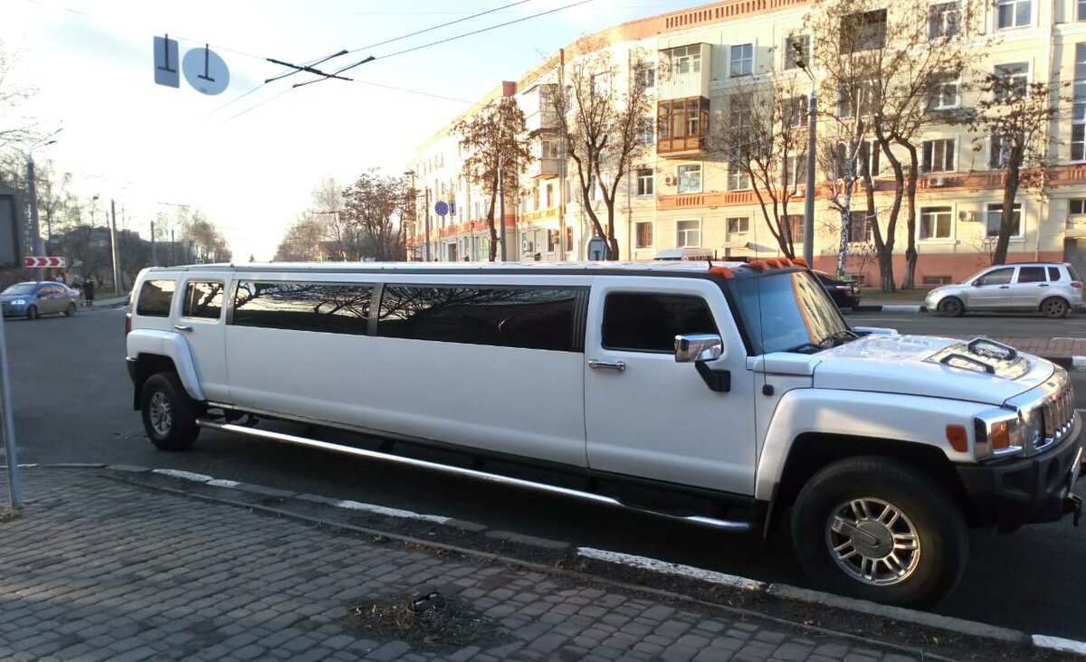 Классный лимузин-джип на районе возле аэропорта. 