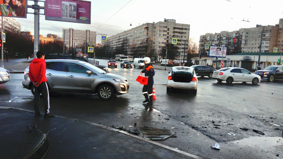 второй участник  ДТП так и остался стоять посреди перекрестка. Его машина - с открытым багажником....